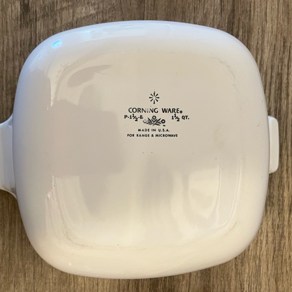 Vintage Corningware 1 1/2 quart - Picture 4 of 6
